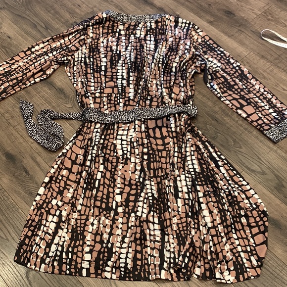 Geometric Print Long Sleeve Wrap Dress - Picture 8 of 14